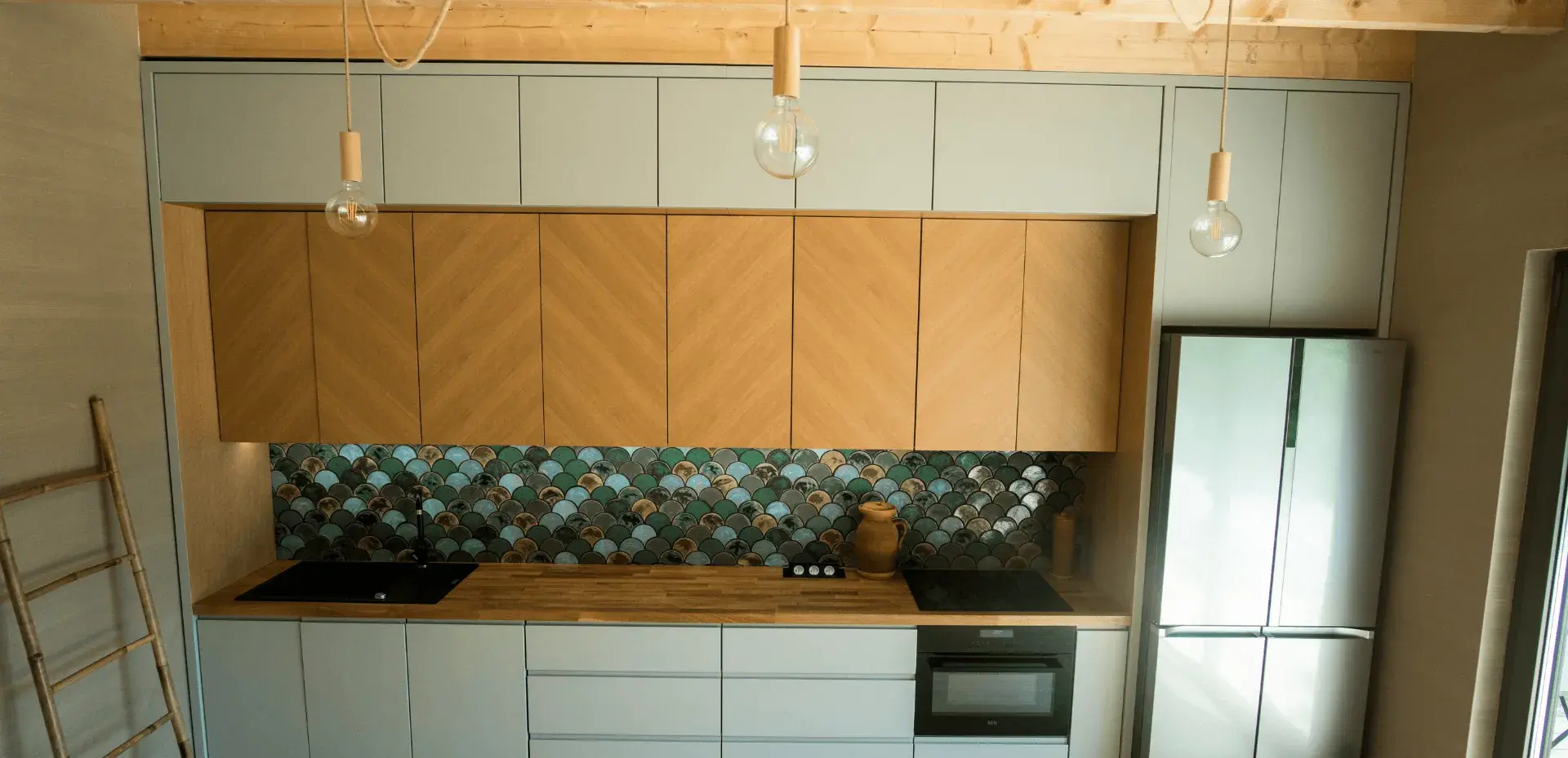 Kuchnia w jednym ciągu z lodówką na końcu
