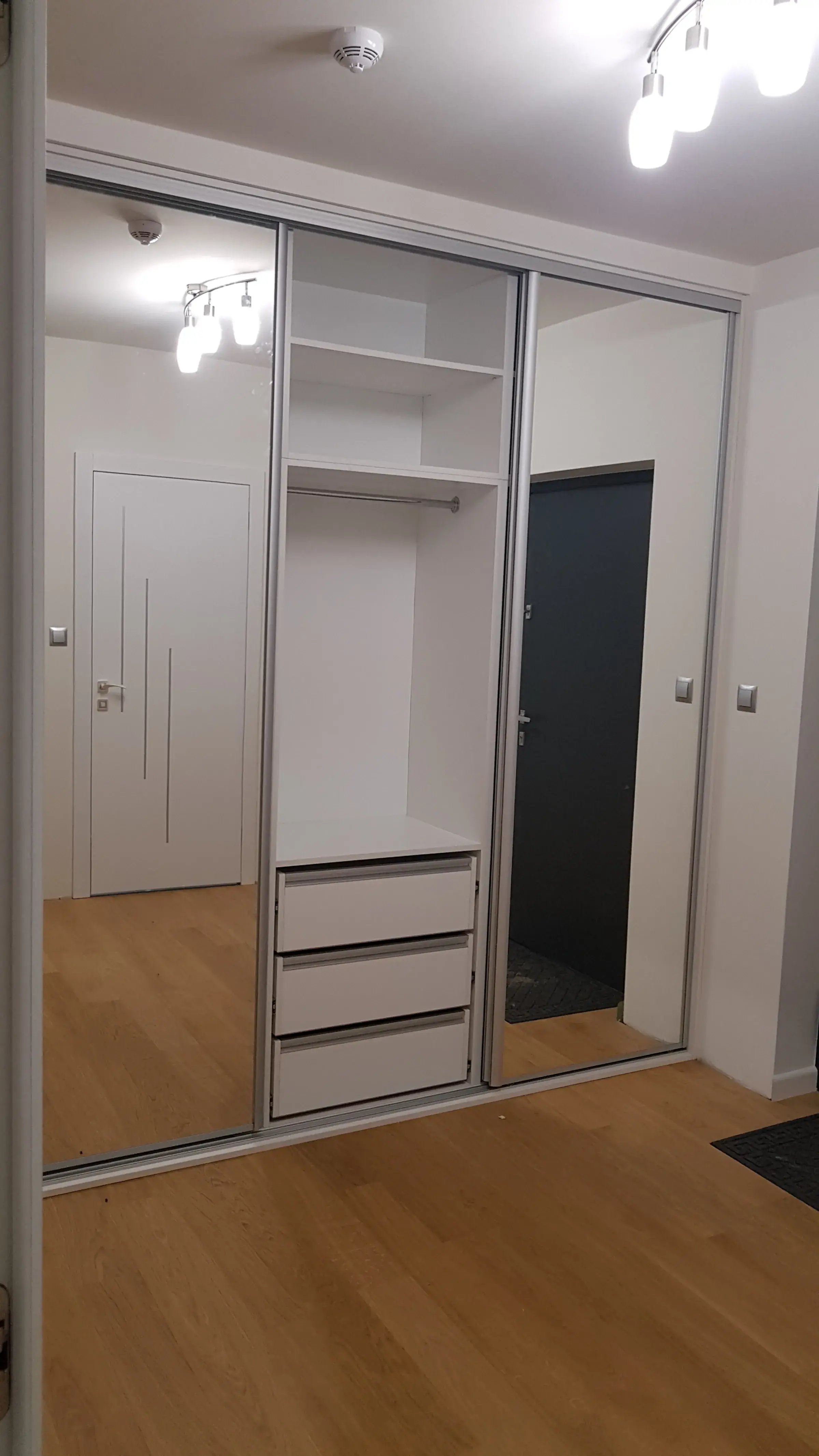 Wnętrze z szufladami i drążkiem
