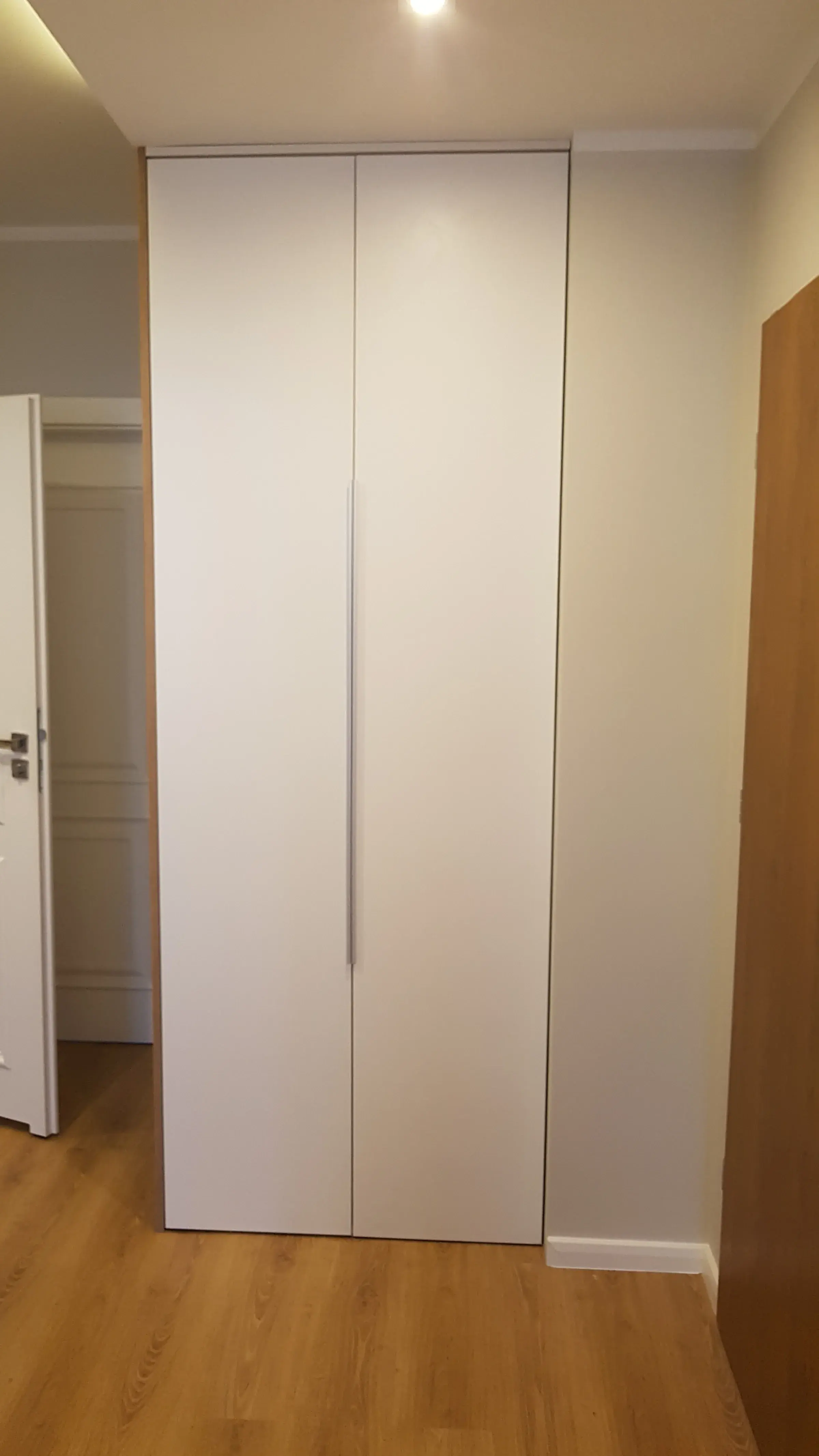 Biała szafa i szafka na buty w przedpokoju