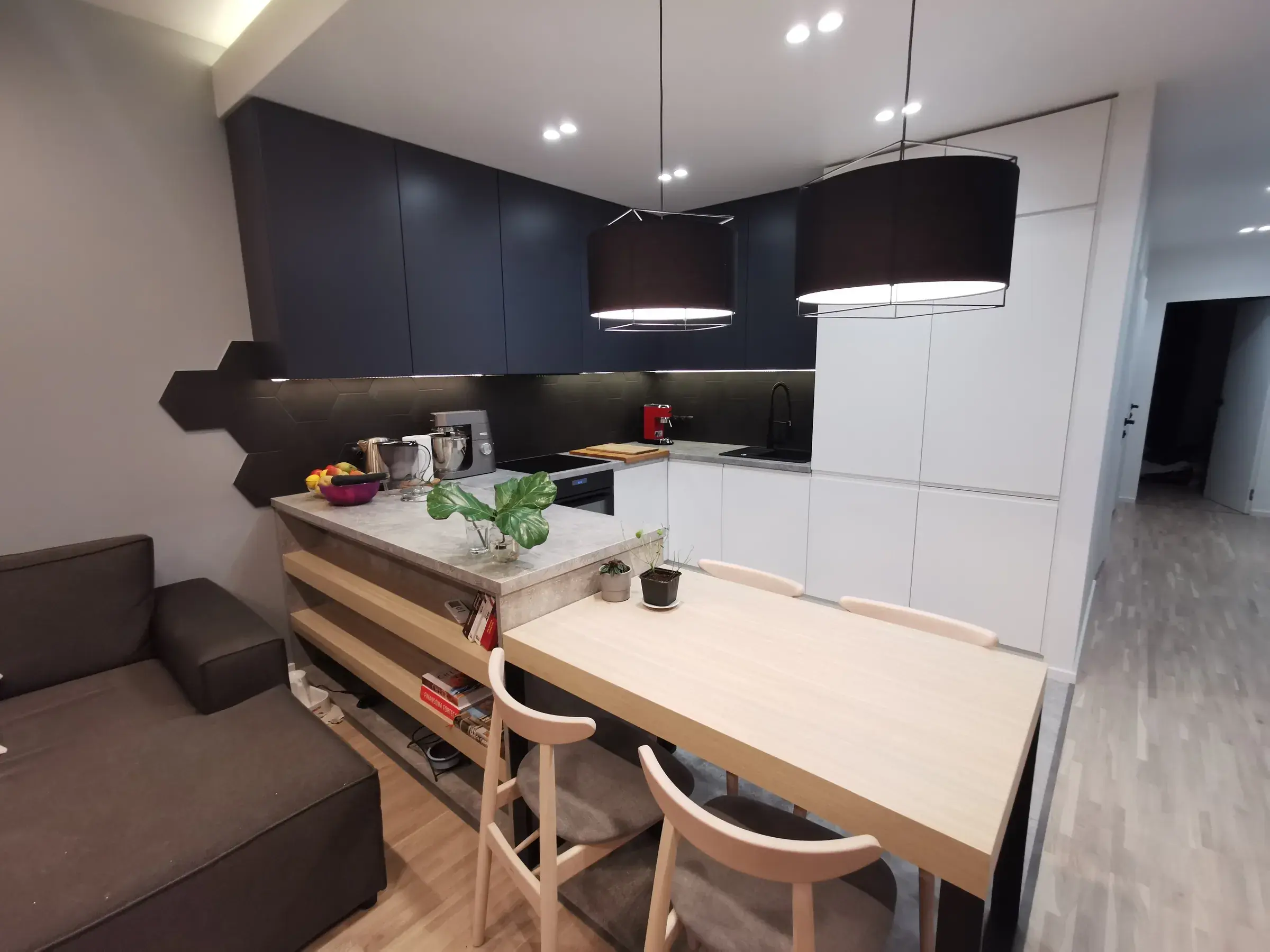Bar z półkami od strony salonu