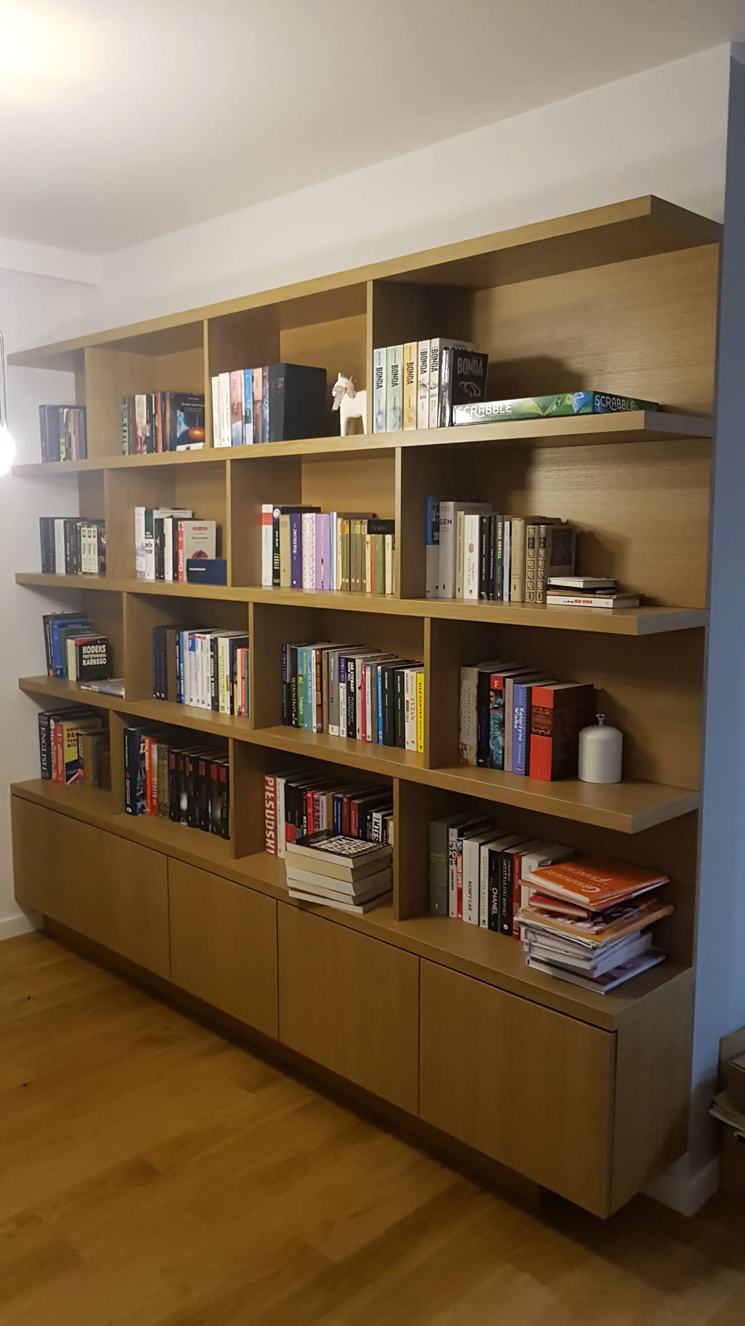 Dębowa biblioteczka w salonie, ujęcie 1