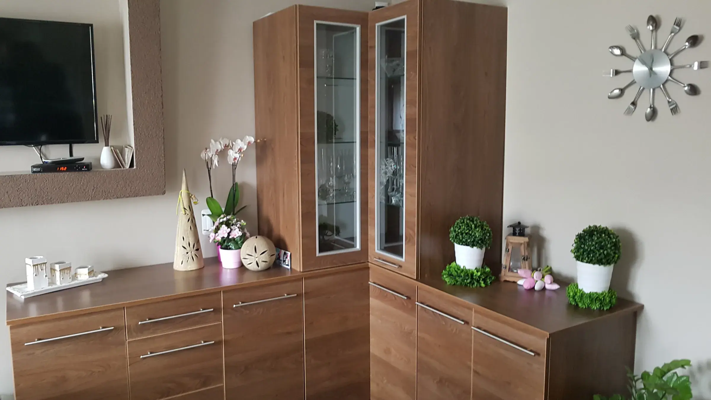 Dębowa witryna i komoda w salonie