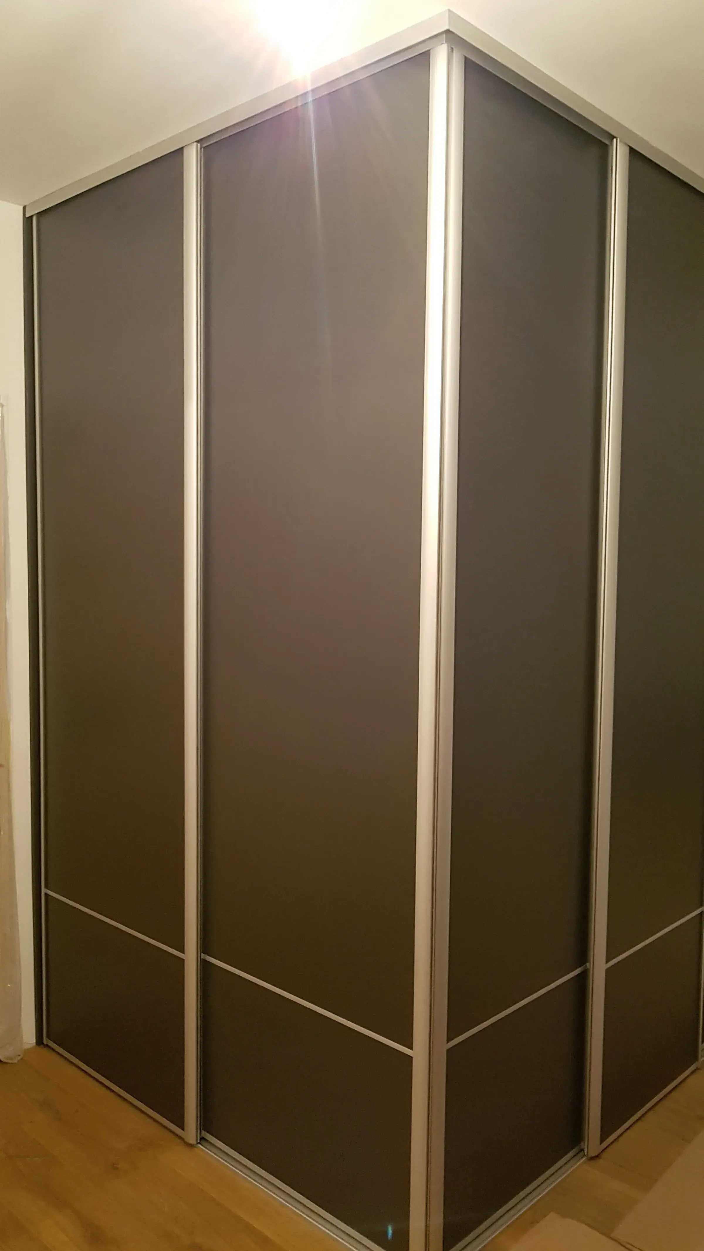 Grafitowa szafa przesuwna w narożniku