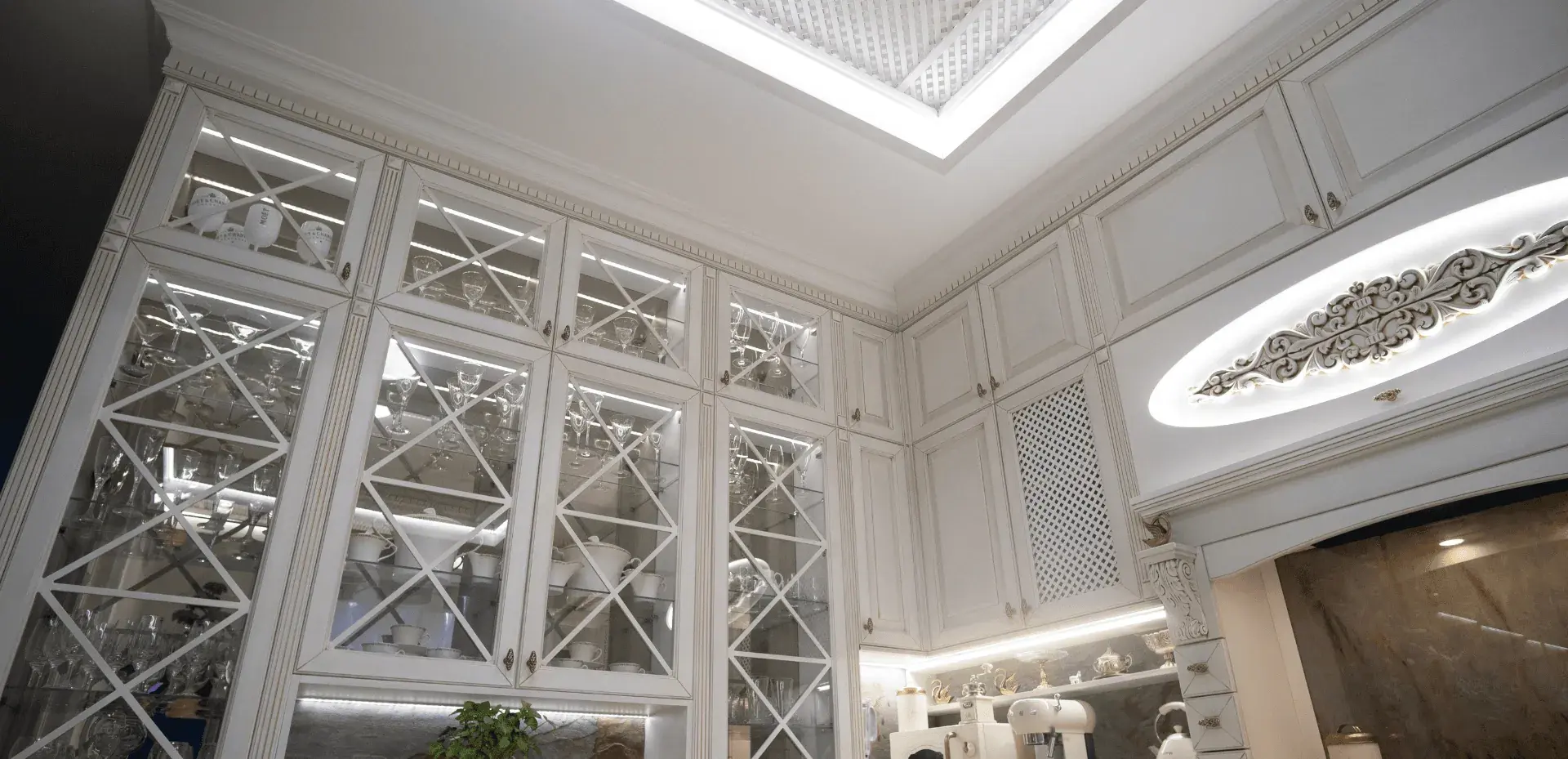 Przeszklone witryny z kratką i ozdobny panel nad okapem