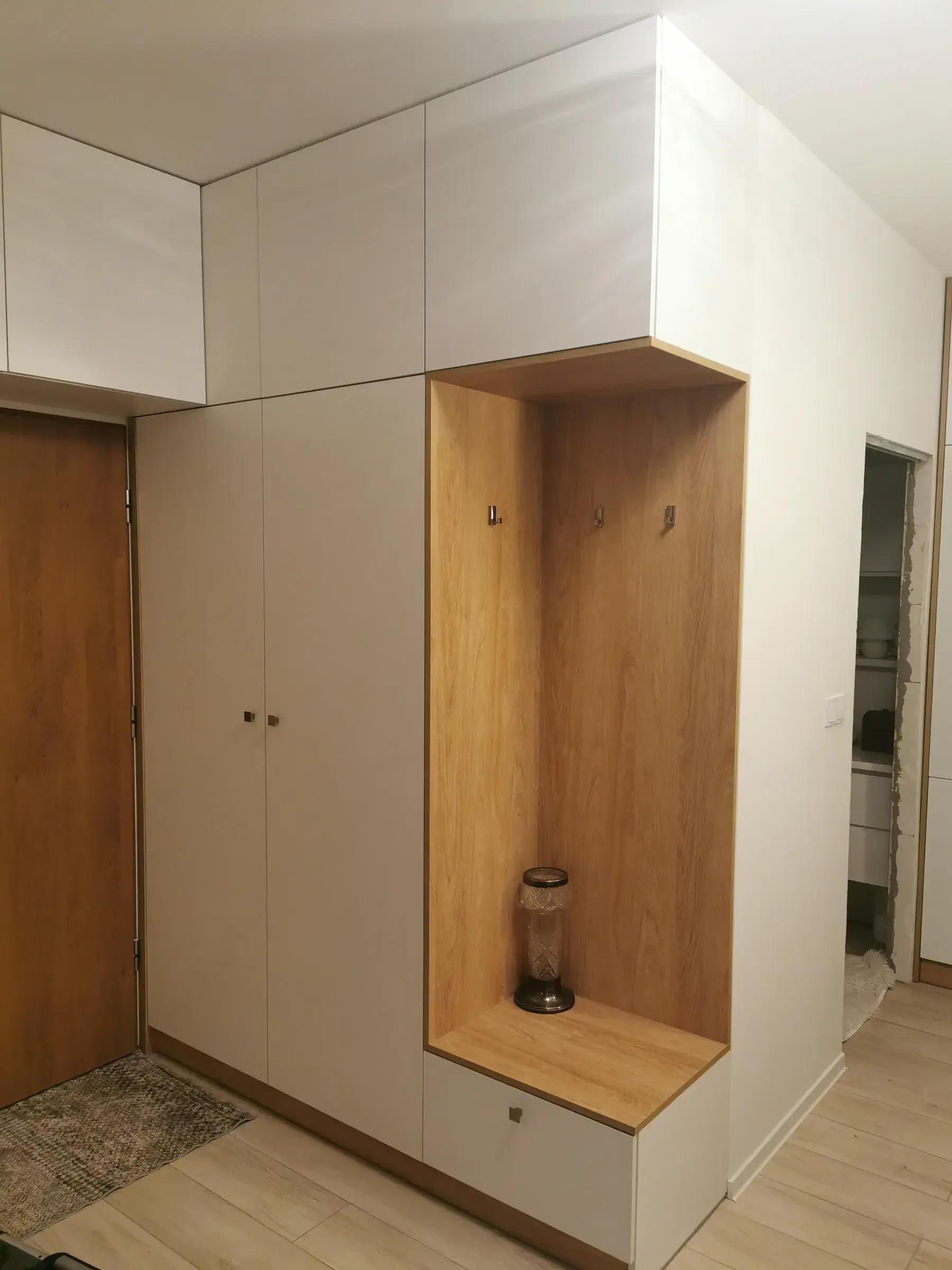 Zabudowa przedpokoju z dębową wnęką