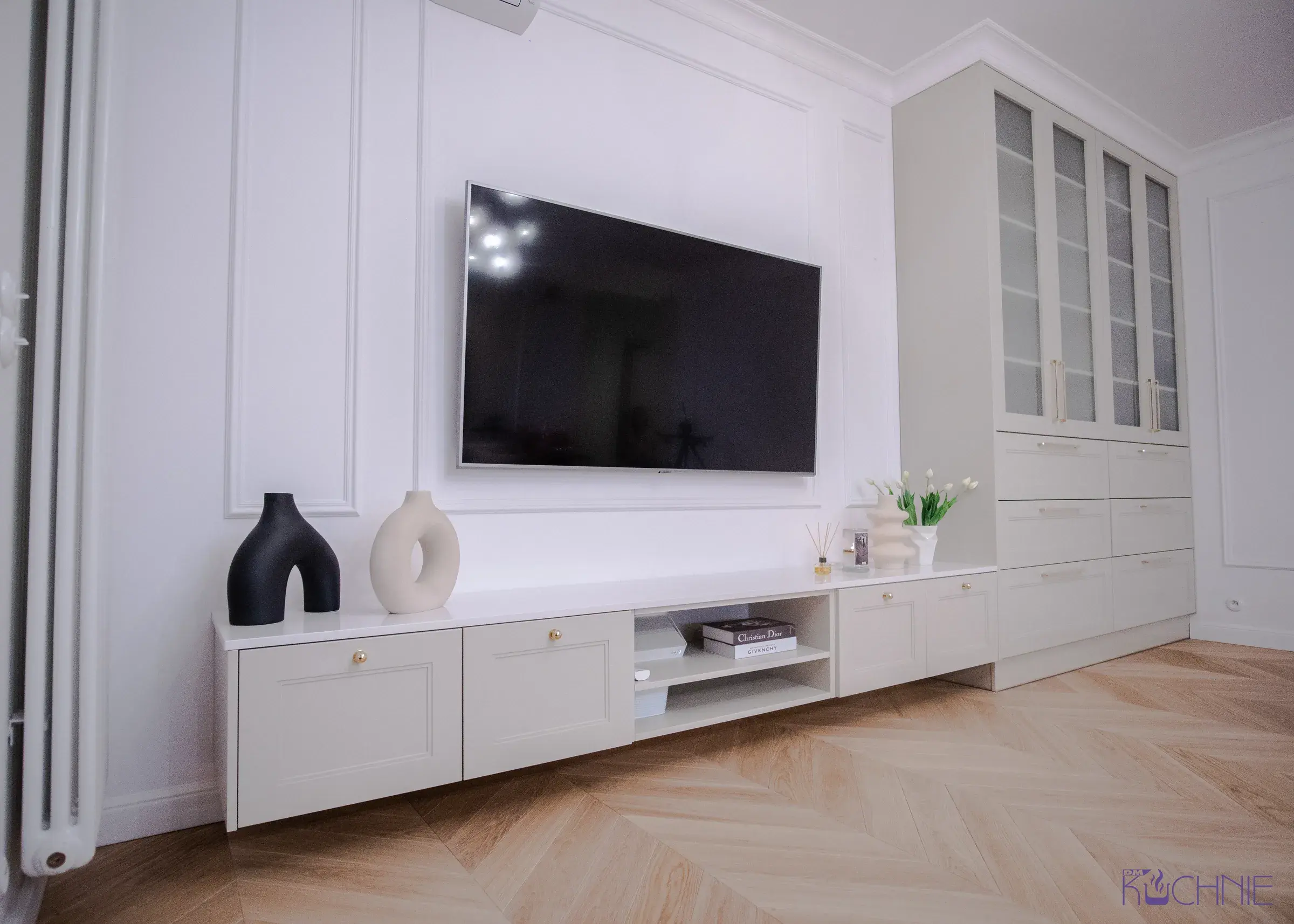 Niska szafka RTV z otwartymi półkami